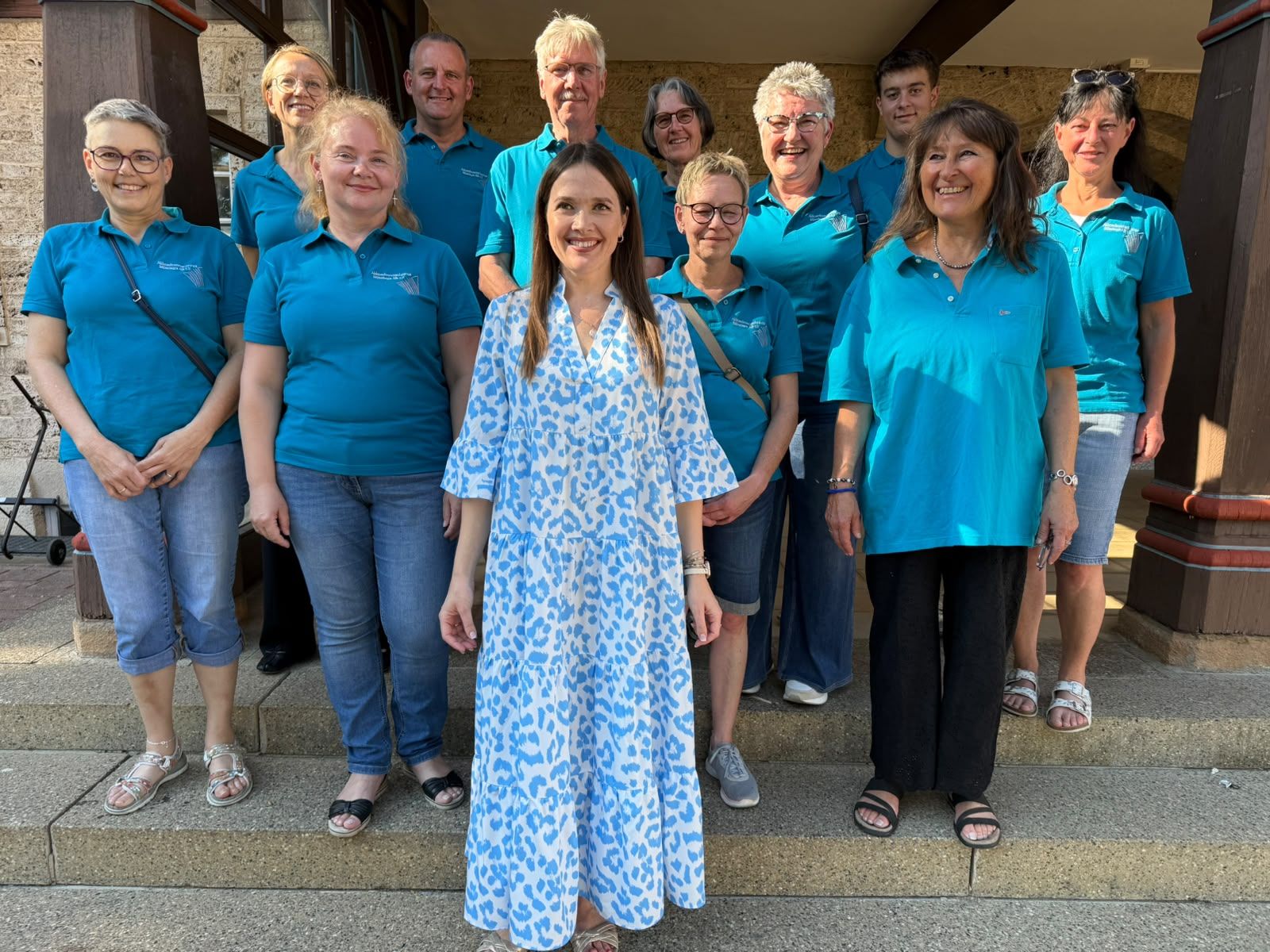 Gruppenbild des Ensembles Da Capo in blauen Vereinshemden